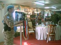 قائد الكتيبة الماليزية يتحدث خلال الاحتفال