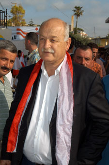 الياس عطالله: قادر على استعمال اللغة اليسارية