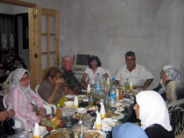 صاحب الدعوة محاطاً بالأمهات الخياميات وبأحد ضباط الوحدة الأسبانية