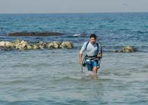 خليل علامة يبحث عن الديدان قبالة شاطئ صيدا