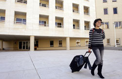 تغادر مبنى سكن الفتيات