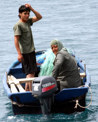 تقود القارب