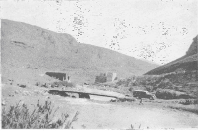 صورة تظهر جسر مستحدث على نهر الليطاني –الخردلي أقيم في شهر حزيران 1941 <br>لعبور الآليات بعد نسف قوات المحور للجسر القديم الذي يظهر في خلفية