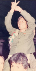 مرفوعاً على الأكتاف بعد<br>الإفراج عنه في العام 1985