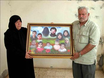 والدا الشهيد دكاش يحملان صورة