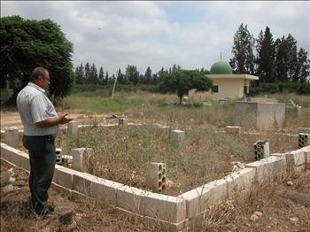 امام المدفن الذي استحدث للشهداء