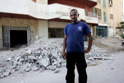 ويقف اليوم على أطلال المبنى