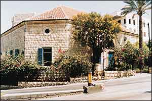 شوارع خالية وبيوت شاغرة