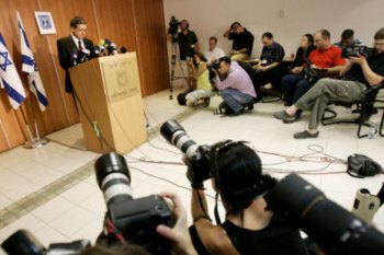 صحافيون إسرائيليون خلال تغطيتهم لمؤتمر صحافي في القدس المحتلّة (أرشيف - أ ب)