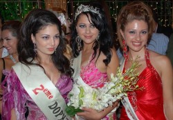 الملكة سحر خليفة بين وصيفتيها - حسن بحسون