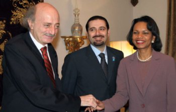 النائب وليد جنبلاط مصافحاً وزيرة الخارجية الأميركية كوندوليزا رايس وبينهما النائب سعد الحريري خلال استقبا