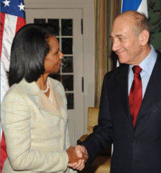 رايس دعمت الحرب وأوصت أولمرت بالسنيورة<br>(أرشيف - أ ب)