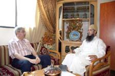 الشيخ أبو شريف عقل خلال الحوار مع هيثم زعيتر