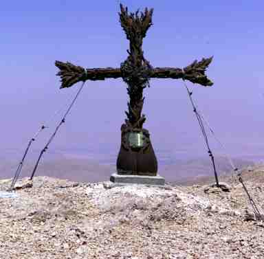 صليب صنعه جندو “أندوف” من الشظايا