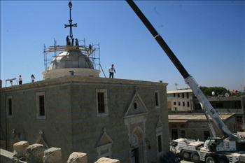 تثبيت الصليب الضخم على الكنيسة في القليعة