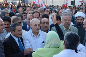 الخطيب بين مستقبليه قبل الاحتفال (سامر الحسيني)