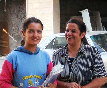 ريفا مع والدتها (لا تفارق دفاترها)