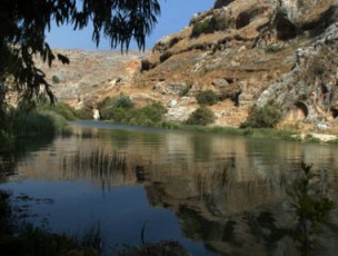 الليطاني حين يعبر بين بلدتي الدلافة وقليا