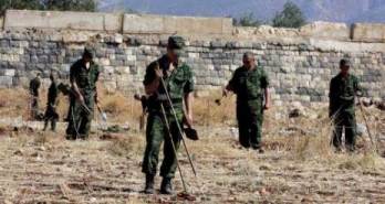 من الأرشيف: جنود روس يقومون بعمليّة تنظيف قرب جسر عين عرب