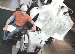 مريض اميركي يشغل جهاز غسل الكلية داخل منزله