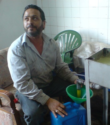 كامل شيري... أمام مزراب المعصرة