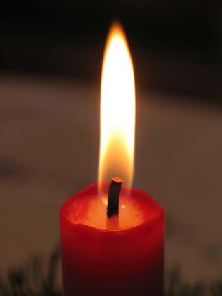 ليتني أعود طفلة فأطفئ الشمع معه