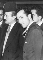 أحمد بيك وإلى جانبه إبنه كامل و\