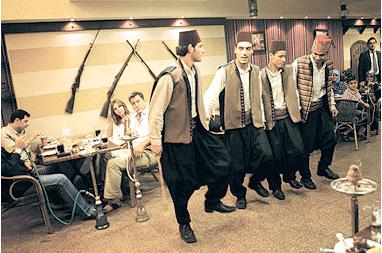 الدبكة الشامية مظهر من مظاهر مطعم «باب الحارة»