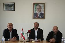 دياب في الوسط خلال المؤتمر الصحفي