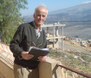 أبو حسين علي عبد الحسن مهدي على شرفة منزله المطلّة على جبل الشيخ