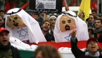 يهتفون خلال تضاهرة في صيدا