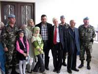 الطفلة عطوي مع عائلتها ووحدة التعاون