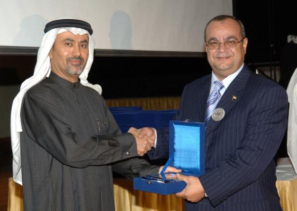 عماد محمد مالك عبدالله يتسلم الدرع التقديرية