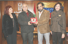 النقيب السعيدي يقدّم الدّرع التقديرة
