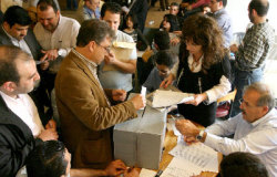 حشود أمام صندوق انتخابات أحد الفروع في نقابة المهندسين أمس