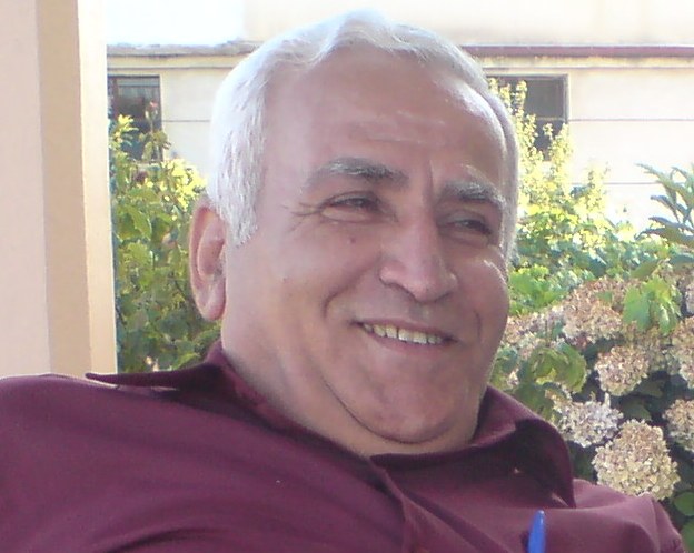 المختار عبدالله مخزوم، في جلسة إسترخاء والبسمة لا تفارقه