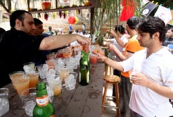 خلال نشاط لطلاب الجامعة اللبنانية الأميركية ضد المخدرات