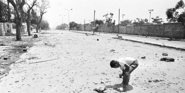 طفل يلهو برصاصات فارغة دون أن يعلم في رأس من أو صدر من إستقرت ... من أرشيف جمال السعيدي
