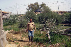 مزارع يعمل بالقرب من موقع الكتيبة الفرنسية في برج قلاويه