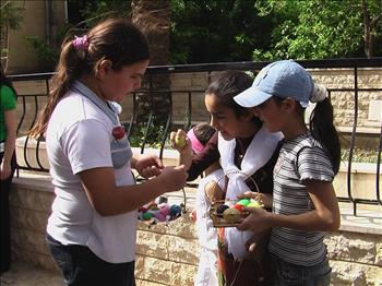 أطفال في إبل السقي يتبارون «بفقس» البيض