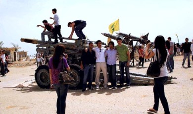 في باحة معتقل الخيام