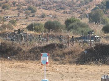 آليات  صهيونيـة على حدود المزارع (طارق أبو حمدان)
