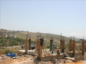 عمال سوريون في إحدى الورش