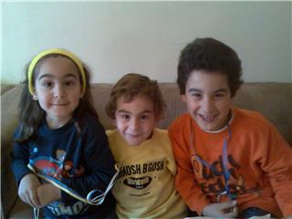 مهدي متوسطاً هلا وأمير