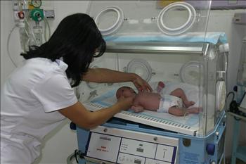 حاضنة اطفال في المستشفى