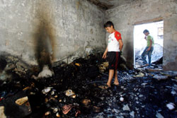 بين ركام منزلهما (مروان طحطح)