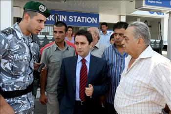 وزير الداخلية زياد بارود في خلال تفقده المنطقة في عاليه