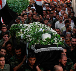 جثمان الشهيدة محمولاً على أكف رفقائها أمس