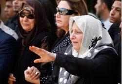 والدة «عروس الجنوب» تمدّ يدها لوداع أخير