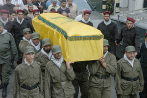 الشهيد محمولاً على أكف رفاق السلاح (مصطفى الحمود)